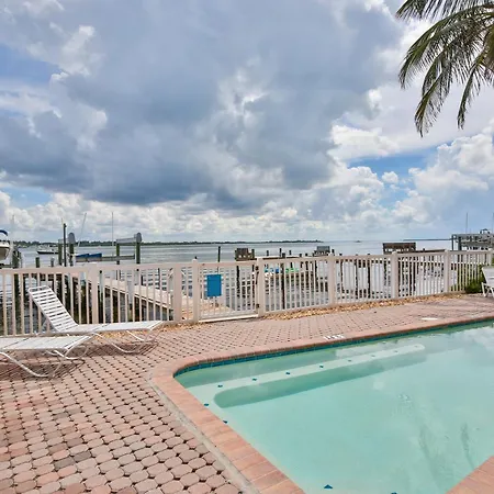 Hibiscus Hideaway B - Top Floor Unit